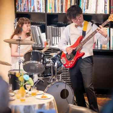 新郎新婦によるバンド演奏。ドラムもアンプもＯＫ！