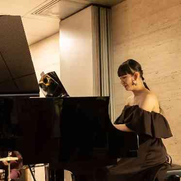 新婦自らもグランドピアノ演奏