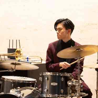 新郎によるドラム演奏