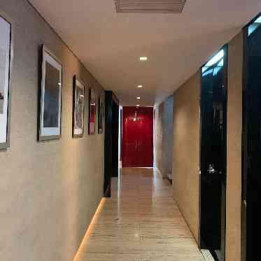 JASMAC YAKUMO（ジャスマック八雲） 赤い扉が印象的１階廊下