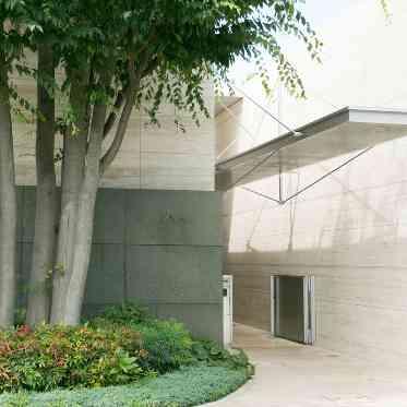 JASMAC YAKUMO(ジャスマック八雲) トラバーチンの壁面が美しいエントランス