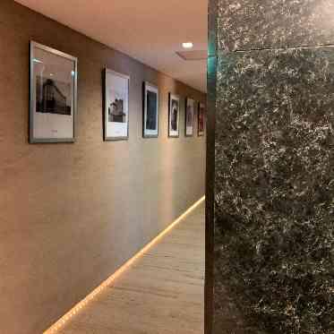 大理石の美しさが際立つ空間