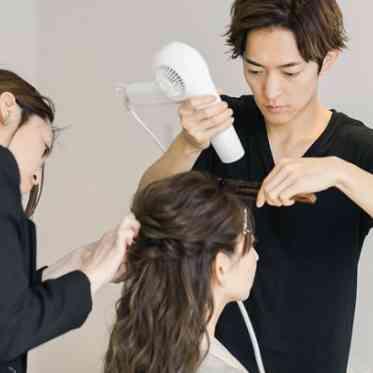 JASMAC YAKUMO(ジャスマック八雲) メイクのプロフェッショナルである新郎自ら新婦のお支度。