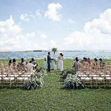 CRAZY GRANDE MAISON 海と空に祝福される、横浜・臨港パークの開放感あふれるガーデン挙式。