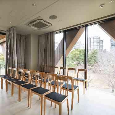 CRAZY GRANDE MAISON 2面が大きなガラス窓の親族控室は明るく開放的な空間。海や緑を臨みリラックスできる