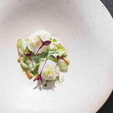 CRAZY GRANDE MAISON 「食事そのもの」に集中できるよう座席・照明等を細かに設計。