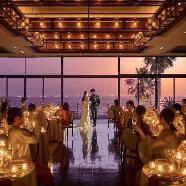 時間帯によって変わる景色も魅力。幻想的なナイトウエディングも叶う