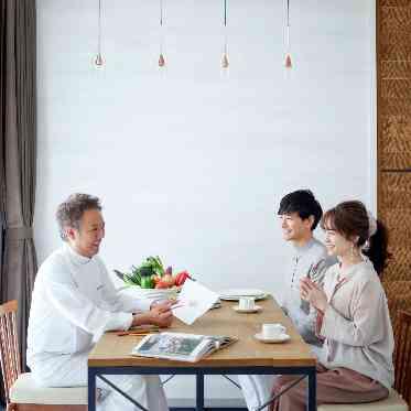 THE SURF SEASIDE TERRACE（ザ・サーフ シーサイドテラス） 全組とシェフがお打合せ。おふたりならではのコース料理をプロがご提案いたします