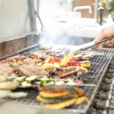 ラ・クラリエール メインのお肉料理をBBQに変更して
よりアットホームなパーティーに！