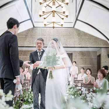 天井からの明るい自然光がベールを透き通り、新婦様の美しさを際立たせます。