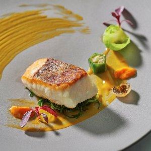 皮目をパリッと焼き身をふっくらと焼き上げております☆目でも楽しめる一品を♪