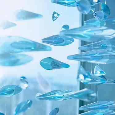 チャペルの両サイドには、水しぶきをイメージしたオーナメントがキラキラと光輝きます