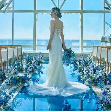 シェラトン･グランデ･トーキョーベイ･ホテル 青一色のチャペルに純白のドレスが綺麗に映えます