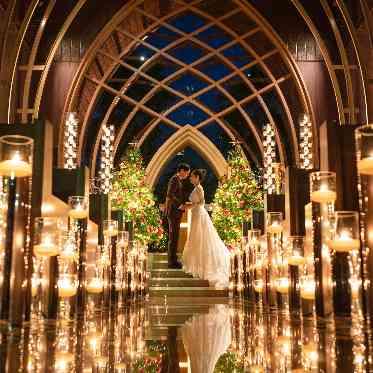 クリスマスシーズンにはチャペル内にクリスマスツリーが♪