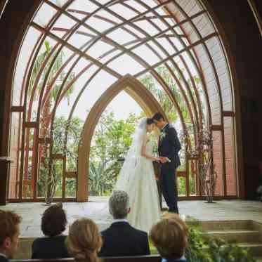 シェラトン・グランデ・トーキョーベイ・ホテル 天窓から降り注ぐ光もゲストとともに二人を祝福