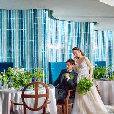 シェラトン・グランデ・トーキョーベイ・ホテル 【ベイラウンジ】波をイメージした壁面には、ソファー席もご用意