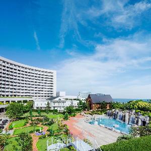 シェラトン・グランデ・トーキョーベイ・ホテル 広大なガーデンの中には滝の流れるプールも♪ゆったりとした時が流れる。