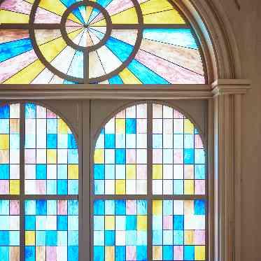 ブルー・ピンク・黄色・白など光によって輝きが異なります