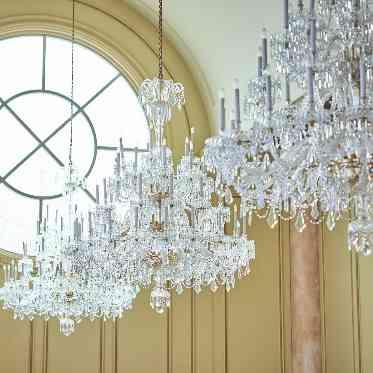 クリスタルチャペルのシャンデリアには意味があります。ご来館時にご説明します