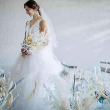 花嫁の美しさを引き立てる、純白のチャペル