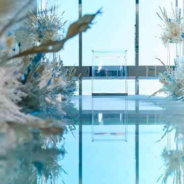 ヴェルミヨンバーグ名古屋 ●BRASSグループ 地上100m、青空がバージンロードに映り、神秘的な雰囲気