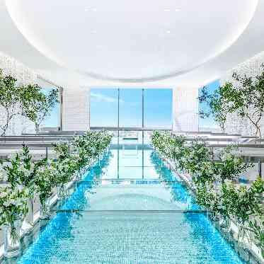 ヴェルミヨンバーグ名古屋 ●BRASSグループ シンプルで上品なチャペル。大人ナチュラルな装花も良く似合う