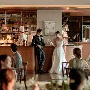 ヴェルミヨンバーグ名古屋 ●BRASSグループ 会場すぐ隣にあるフルオープンキッチンから、出来立てのお料理をゲストにお届けします