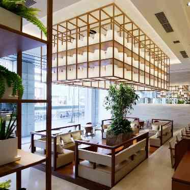 ヴェルミヨンバーグ名古屋 ●BRASSグループ 自然光も入る開放的な打ち合わせスペース。仕事帰りにも気軽に立ち寄れる