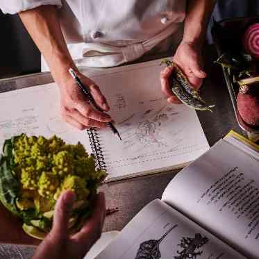 ヴェルミヨンバーグ名古屋 ●BRASSグループ 料理長と必ず打ち合わせをして、1組1組丁寧にメニューをつくります