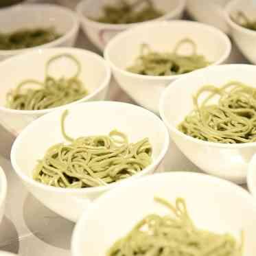 ヴェルミヨンバーグ名古屋 ●BRASSグループ 「お互いのゲストに自分の育った土地の名物を食べてほしい」と新郎さま