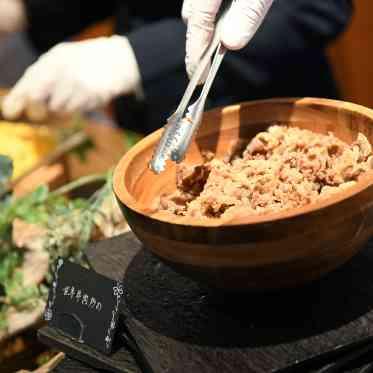 ヴェルミヨンバーグ名古屋 ●BRASSグループ 山口名物の「瓦そば」そのトッピングをシェフが考案!甘辛牛肉炒め、大好評です★