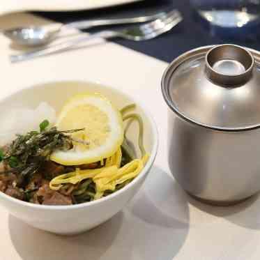 ヴェルミヨンバーグ名古屋 ●BRASSグループ 初めてみる瓦そばに興味津々。お年寄りも女性ゲストも楽しめる〆の一品となりました。