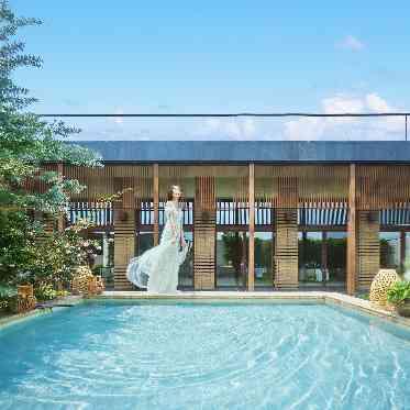 陽光と緑の中でゲストとアットホームな時間を