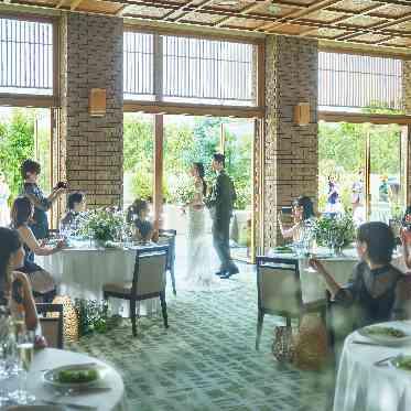 AMANDAN TERRACE(アマンダンテラス) 大きな窓から柔らかな自然光が差し込むパーティ会場