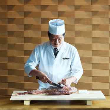 AMANDAN　TERRACE(アマンダンテラス) アマンダンテラス料理長による鯛裁きショーの演出も人気