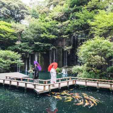 ホテル雅叙園東京 幻想的な滝の前でのご撮影