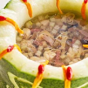 ホテル雅叙園東京 冬瓜の祝い彫り　漢方スープ
大きな冬瓜は縁起も良く身体にも良い。