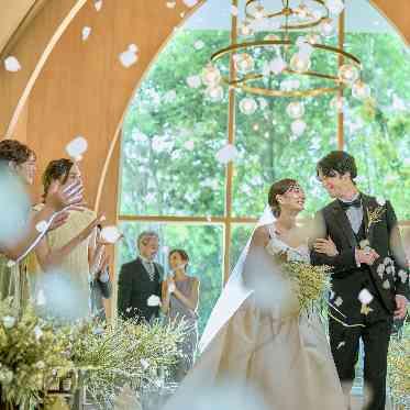 木の温もりを感じるチャペル。ゲストの笑顔を近くで感じて