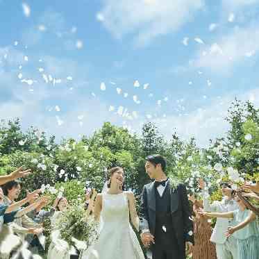 チャペルから退場後は開放的なガーデンでのフラワーシャワーも可能!