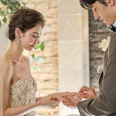 ハープの幻想的な音色に包まれながら迎える誓いのシーンは感動的。