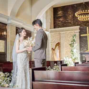 県内唯一の滝が流れる森のチャペル