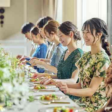 大切な方々だけを招待した会食は、会話も弾みます