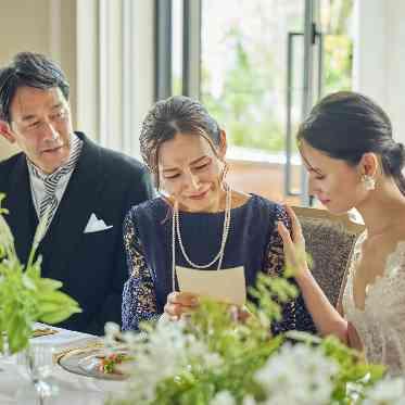 手紙で感謝を伝えるのも結婚式ならではの演出