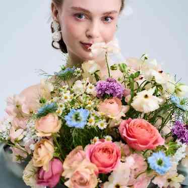 季節感のあるブーケをあわせて、彩りを表現して