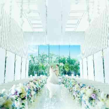 シャルマンシーナTOKYO 5万個のスワロフスキーと自然光で光り輝く「クリスタルチャペル」