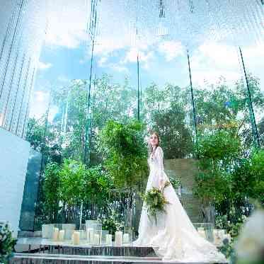 シャルマンシーナTOKYO 吹き抜けの天井には5万個のクリスタルが輝き、花嫁を美しく輝かせる