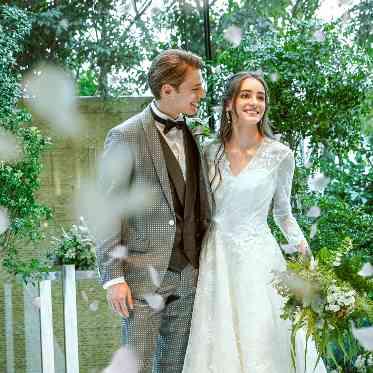 シャルマンシーナTOKYO グリーンをバックにした写真撮影は純白のドレスが映えてフォトジェニックに♪