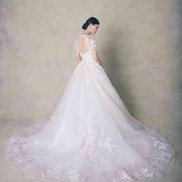 洗練を極めたドレスが、自信と気品に満ち溢れた花嫁姿を演出