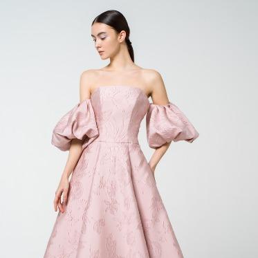 シャルマンシーナTOKYO プリマカーラのシグネチャードレスがカラードレスとして初登場。大人ピンクが美しい