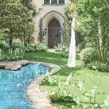 ホテルグランドティアラ南名古屋(旧ホテルグランドティアラ安城) ガーデン奥に佇む独立型チャペル。鮮やかな色合いの空間を通りチャペルへとご移動